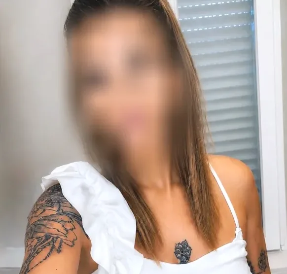 Amina, 30