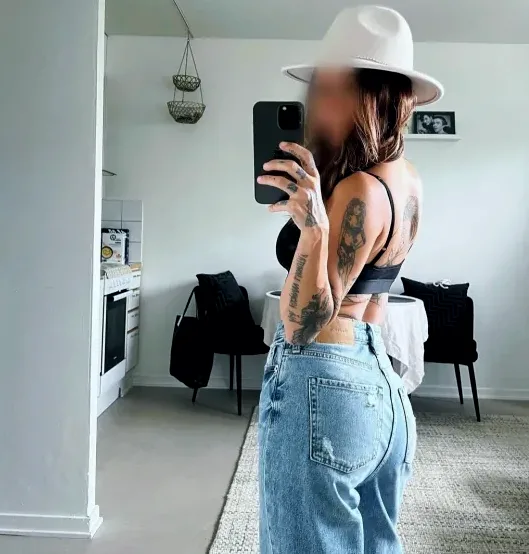 Corinna, 27