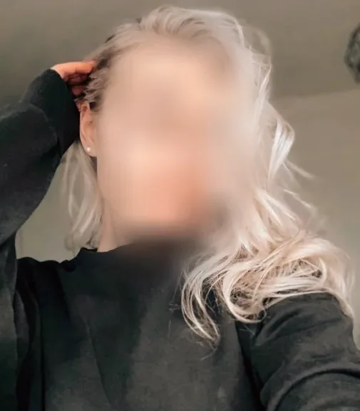 Rosa, 24